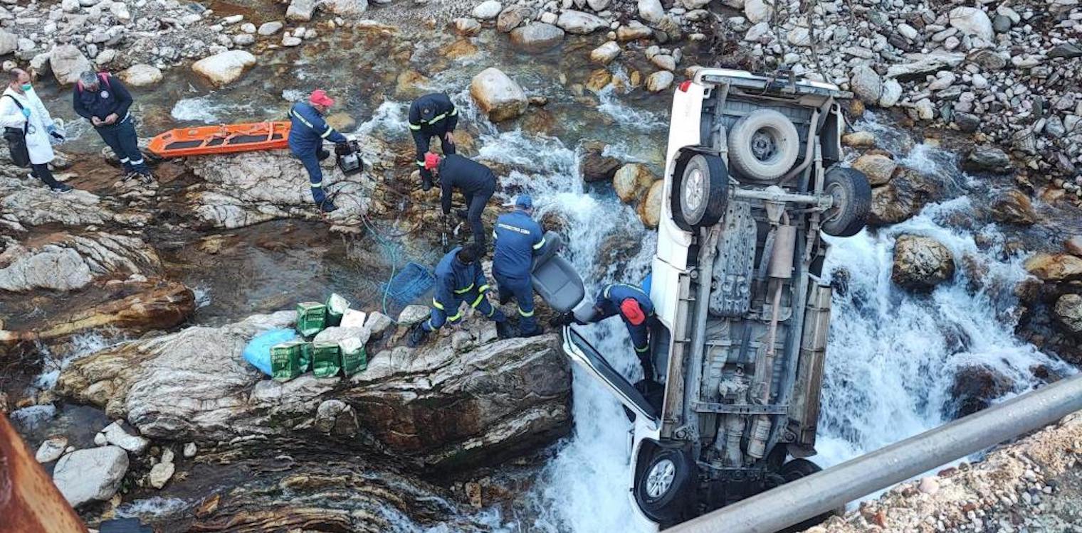Δυτ. Ελλάδα: Αγροτικό έπεσε σε ποτάμι στο Λαμπίρι - Σοβαρά τραυματισμένη γυναίκα (photos)