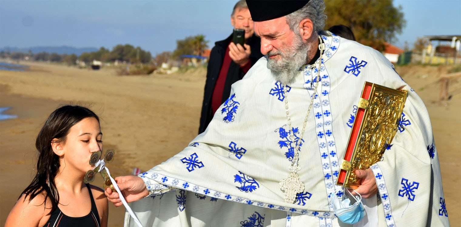 Σπιάντζα: Με Μεγαλοπρέπεια ο αγιασμός των Υδάτων στον Οικισμό - 11χρονη μαθήτρια έπιασε το Σταυρό