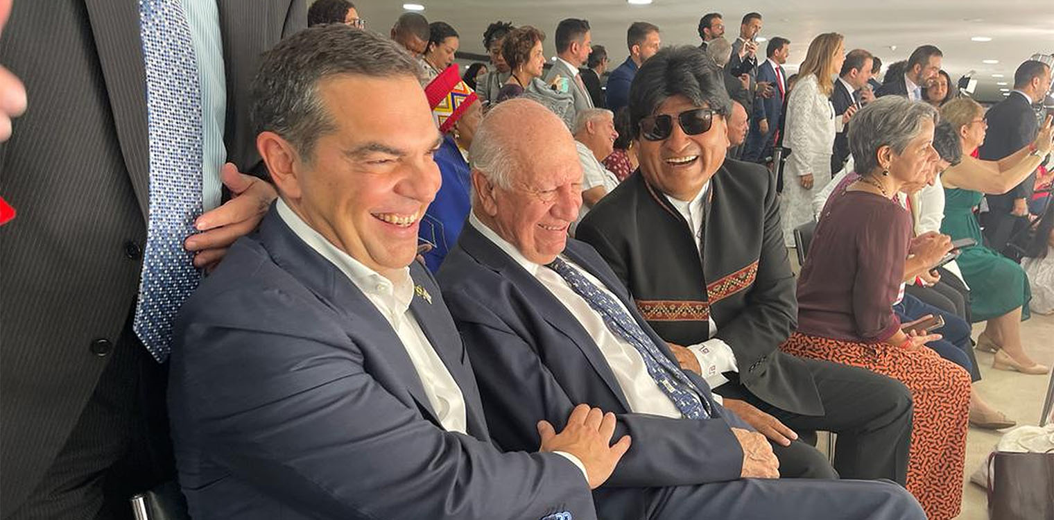 Μπαράζ επαφών Τσίπρα στη Βραζιλία: Οι συναντήσεις με ευρωπαίους και λατινοαμερικανούς ηγέτες και η χειραψία με Τσαβούσογλου