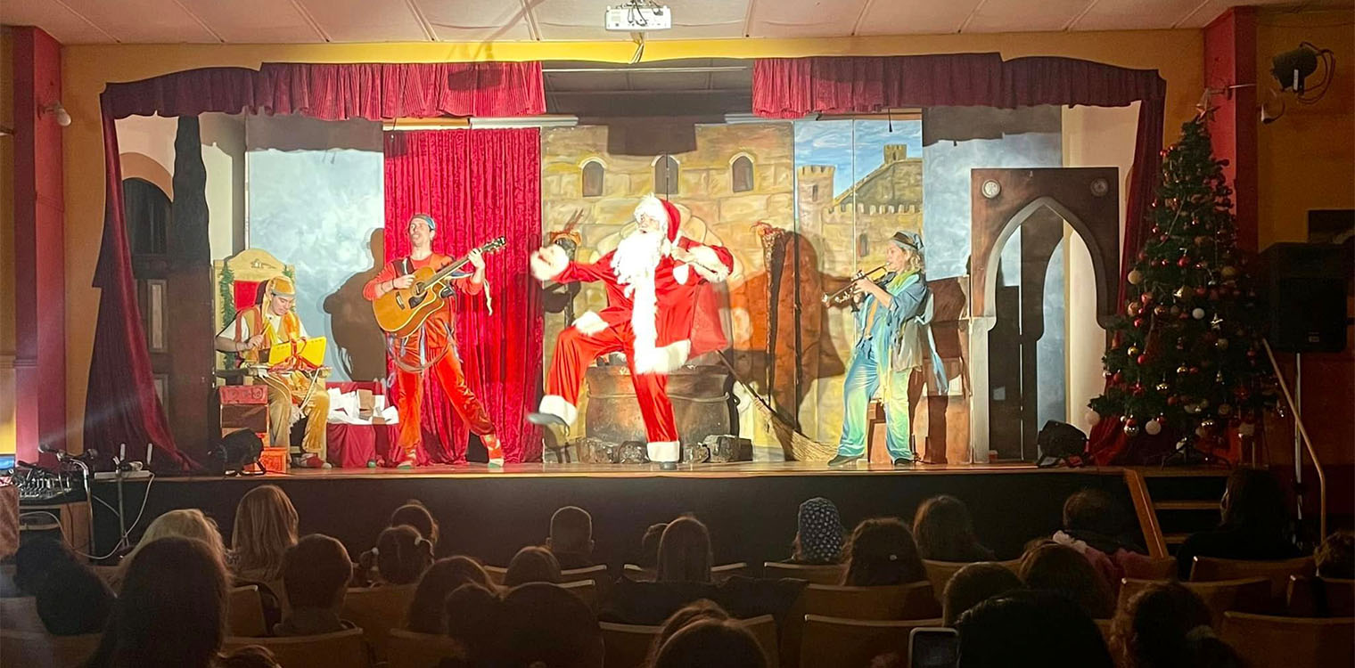 Με τριπλή θεατρική παράσταση συνεχίστηκαν οι εορταστικές εκδηλώσεις του Δήμου Ζαχάρως