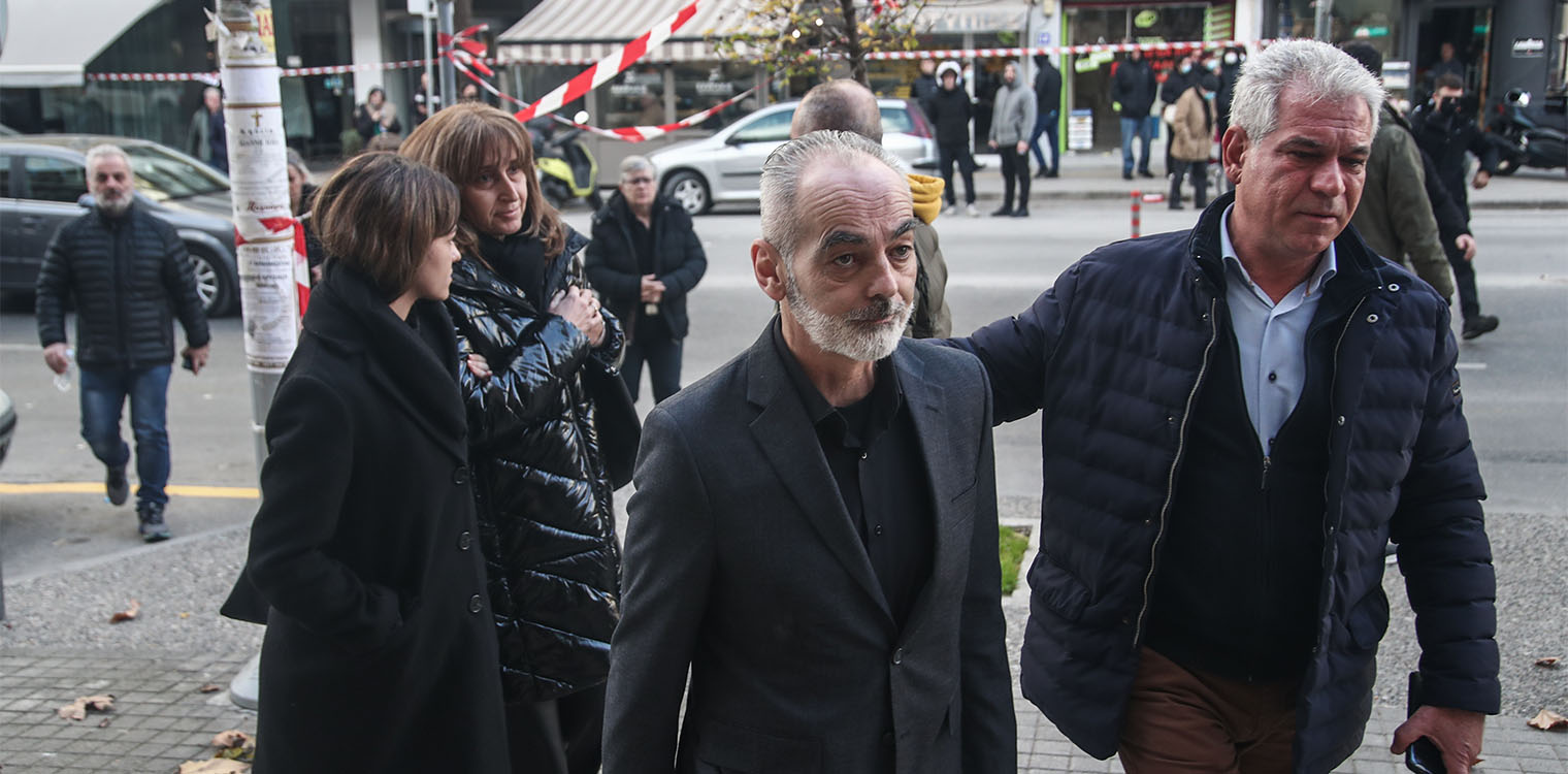Διεκόπη η δίκη για τη δολοφονία Άλκη Καμπανού: Συγκίνησαν οι γονείς του αδικοχαμένου νεαρού (upd)