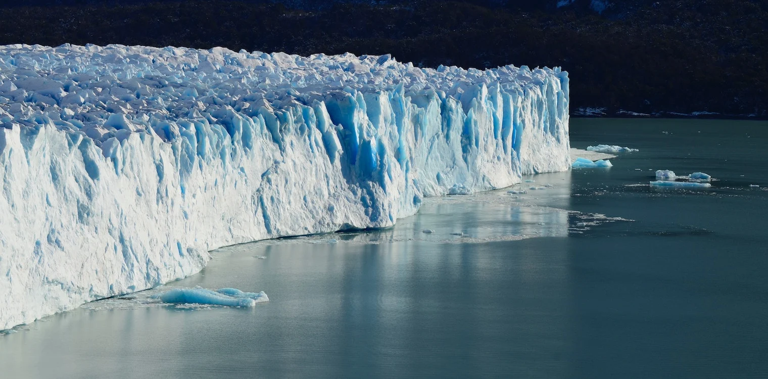 Η ταχύτητα της τήξης των παγετώνων είναι πρωτοφανής και αποτελεί πολλαπλή απειλή
