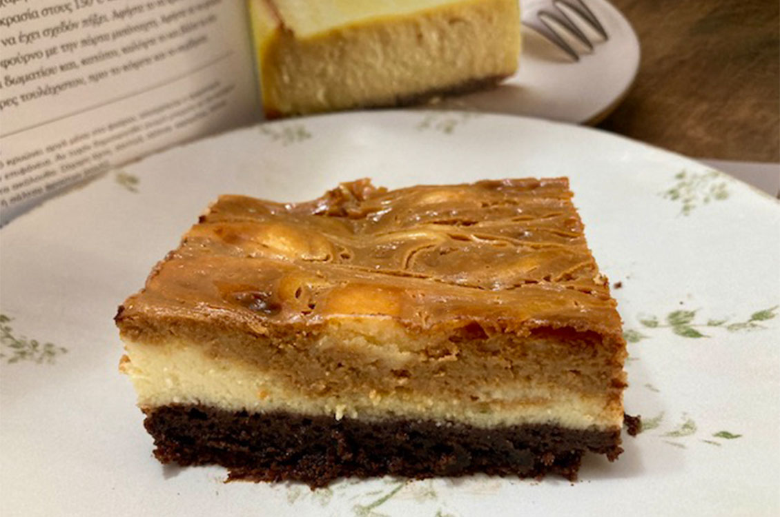 Τσηζ κέικ με dulce de leche και βάση μπράουνι