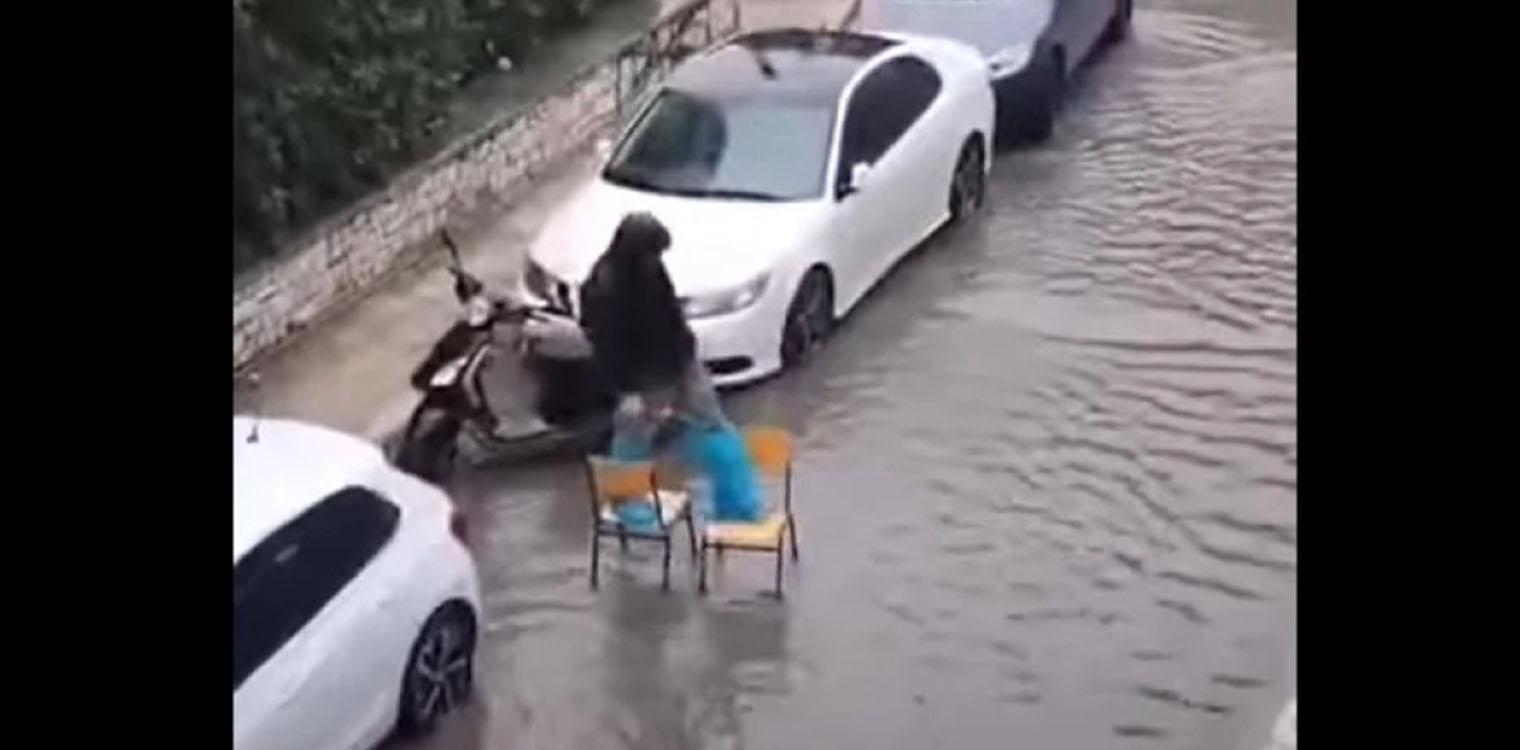Κακοκαιρία: Η απίστευτη πατέντα που βρήκε νεαρός για να περάσει πλημμυρισμένο δρόμο στο Μοσχάτο (video)