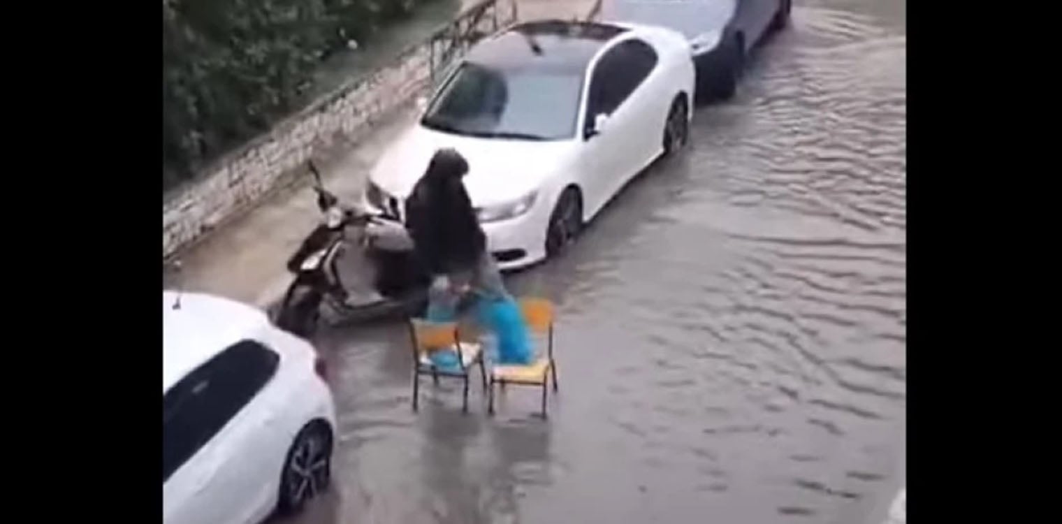 Κακοκαιρία: Η απίστευτη πατέντα που βρήκε νεαρός για να περάσει πλημμυρισμένο δρόμο στο Μοσχάτο (video)