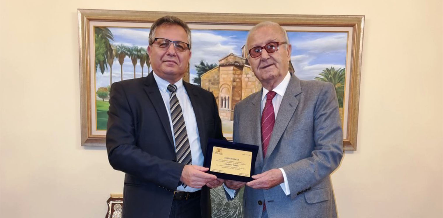 Ο διακεκριμένος καθηγητής Χρ. Τσάμης στον Δήμαρχο Πηνειού - Τιμητική πλακέτα του απένειμε ο Α. Μαρίνος