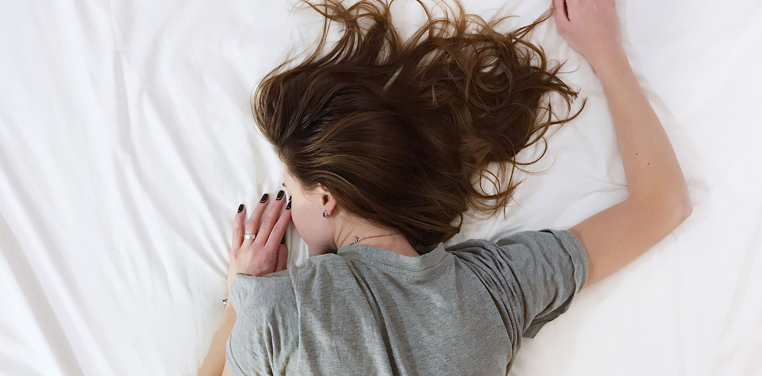 Γιατί ξυπνάμε κουρασμένοι; Τι είναι η υπνική άπνοια και πόσες ώρες πρέπει να κοιμόμαστε κάθε νύχτα;