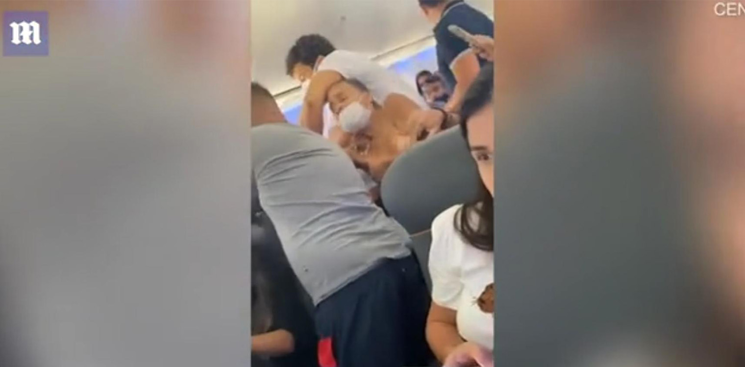 Πτήση στη Βραζιλία: Άγριος καυγάς για τη θέση δίπλα στο παράθυρο - Βγήκε από τα ρούχα της... κυριολεκτικά (video)