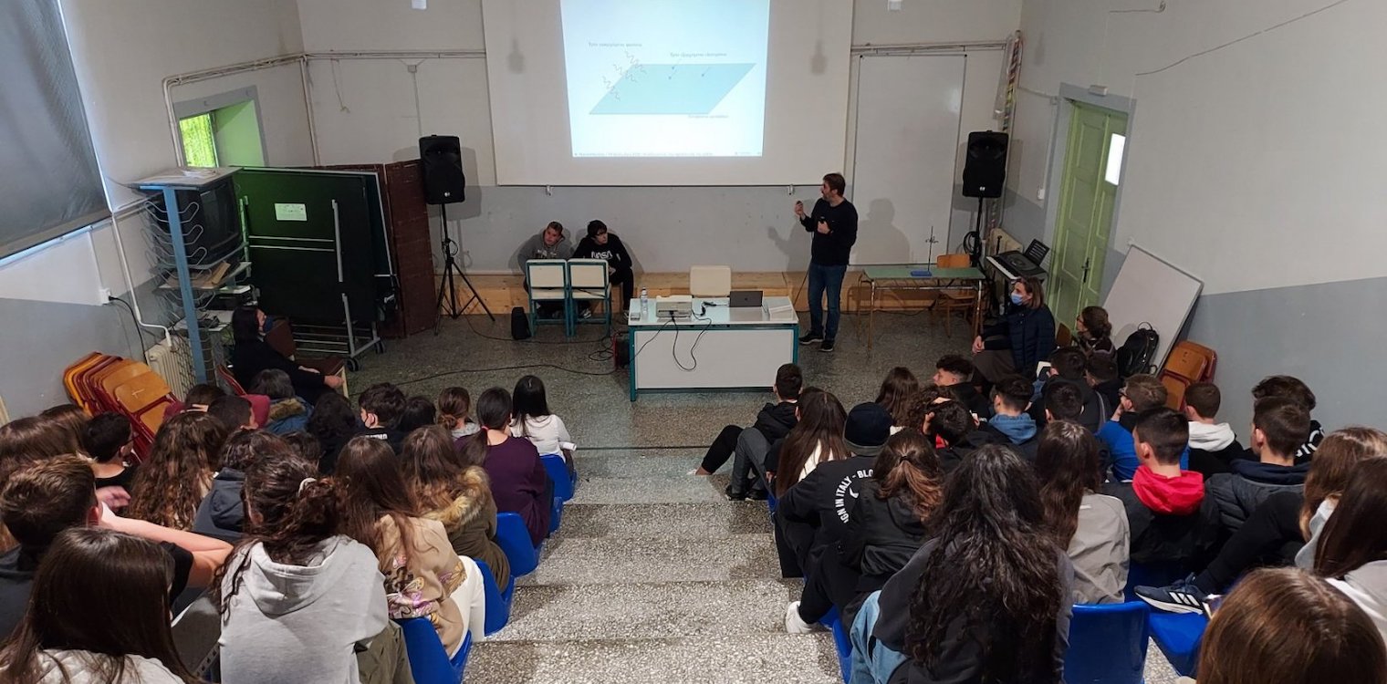Ο καθηγητής Κωνσταντίνος Νικολόπουλος και το μποζόνιο Higgs στο Γυμνάσιο Ζαχάρως!