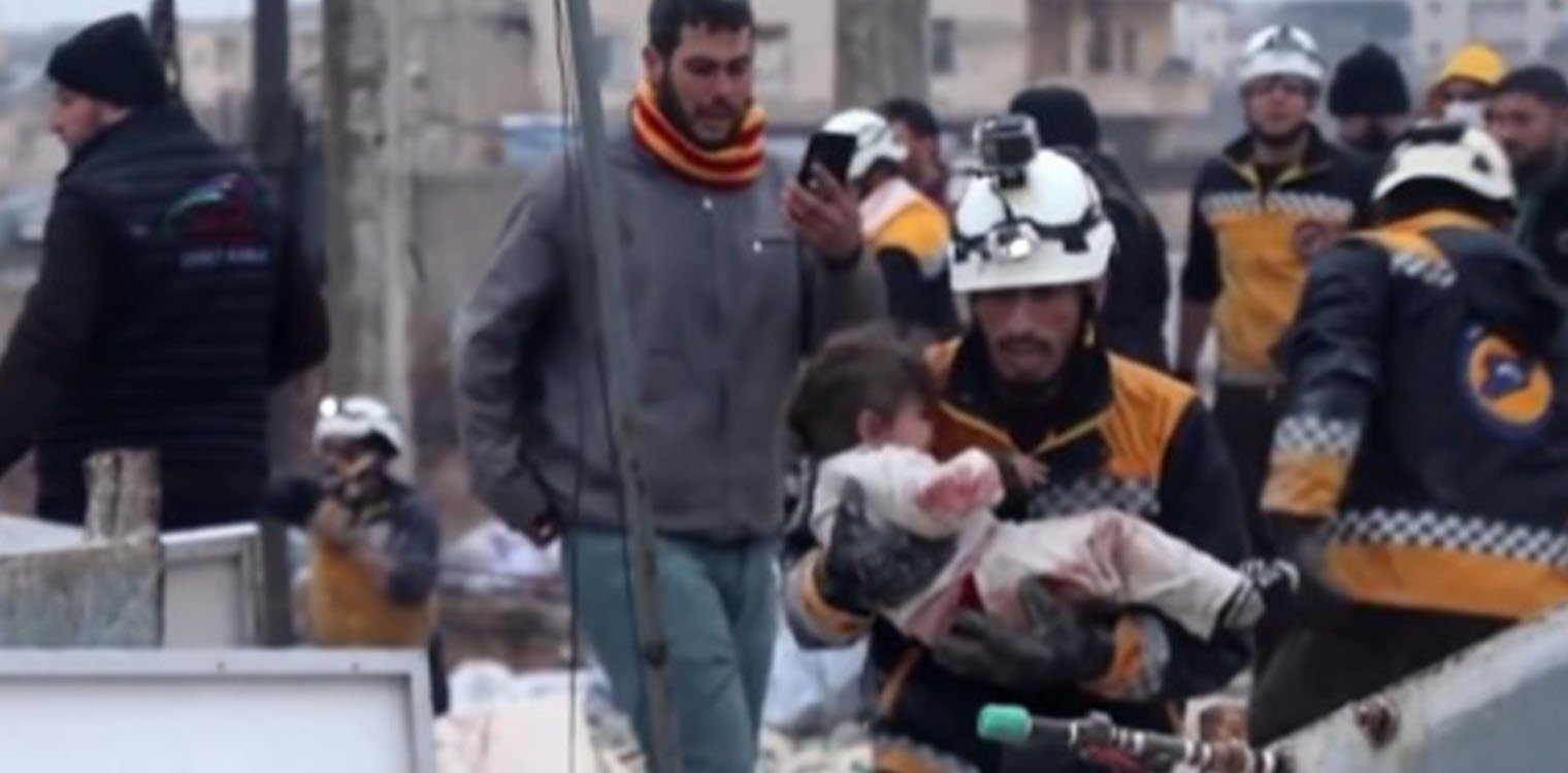 Σεισμός 7,8 Ρίχτερ: Η δραματική διάσωση τραυματισμένου παιδιού στη Συρία (video)