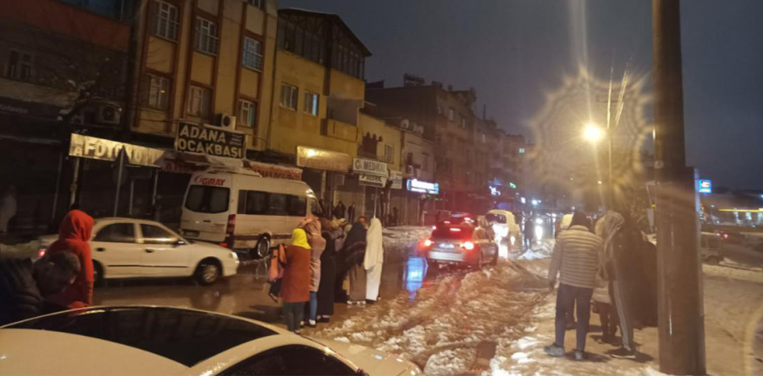Ισχυρός σεισμός 7,7 Ρίχτερ στην Τουρκία - Εκατοντάδες οι τραυματίες, δεκάδες οι εγκλωβισμένοι σε συντρίμμια κτιρίων (video)