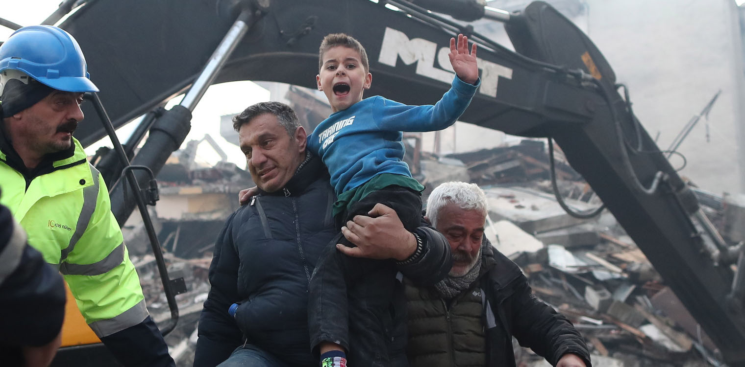 Σεισμός στην Τουρκία: 8χρονος ανασύρθηκε ζωντανός μετά από 52 ώρες - Συγκλονιστικά βίντεο