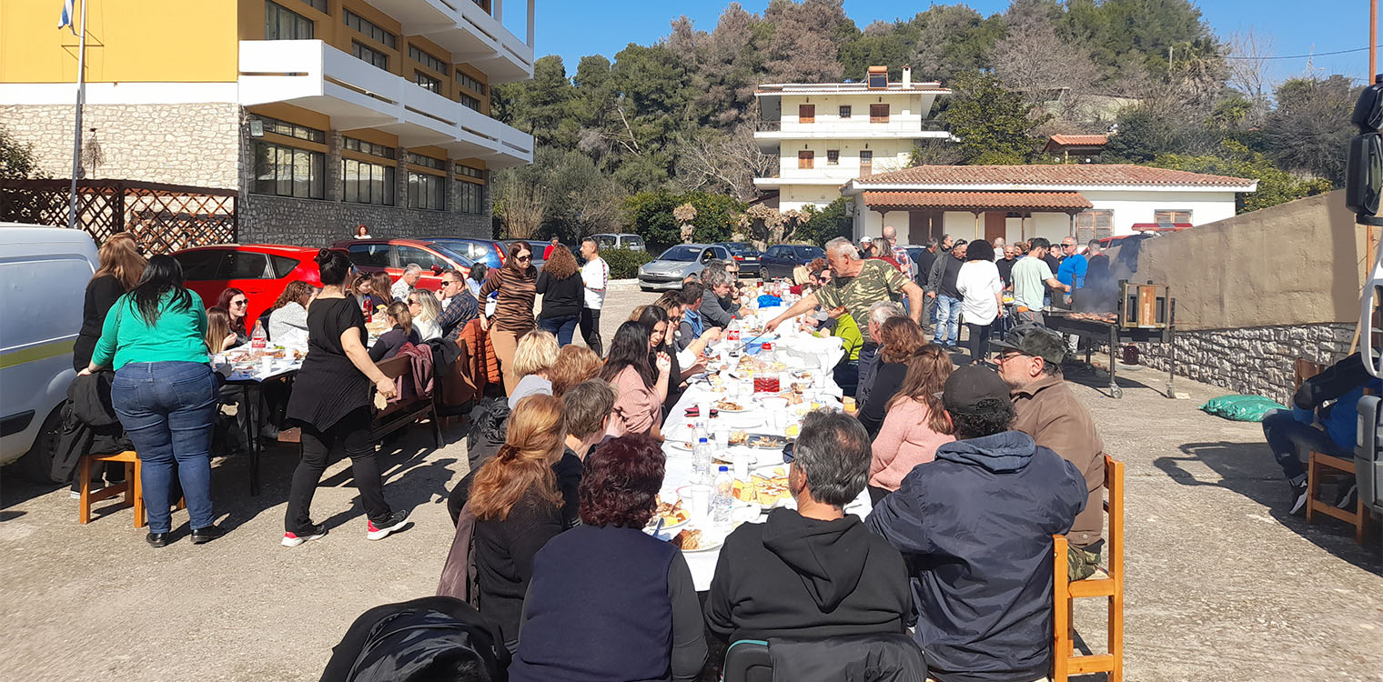 Δήμος Ανδρίτσαινας-Κρεστένων: Με παραδοσιακό τρόπο το τσίκνισαν οι εργαζόμενοι