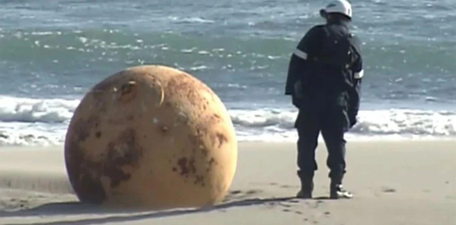 Godzilla egg: Απομακρύνθηκε από την παραλία της Ιαπωνίας η μυστηριώδης μεταλλική μπάλα