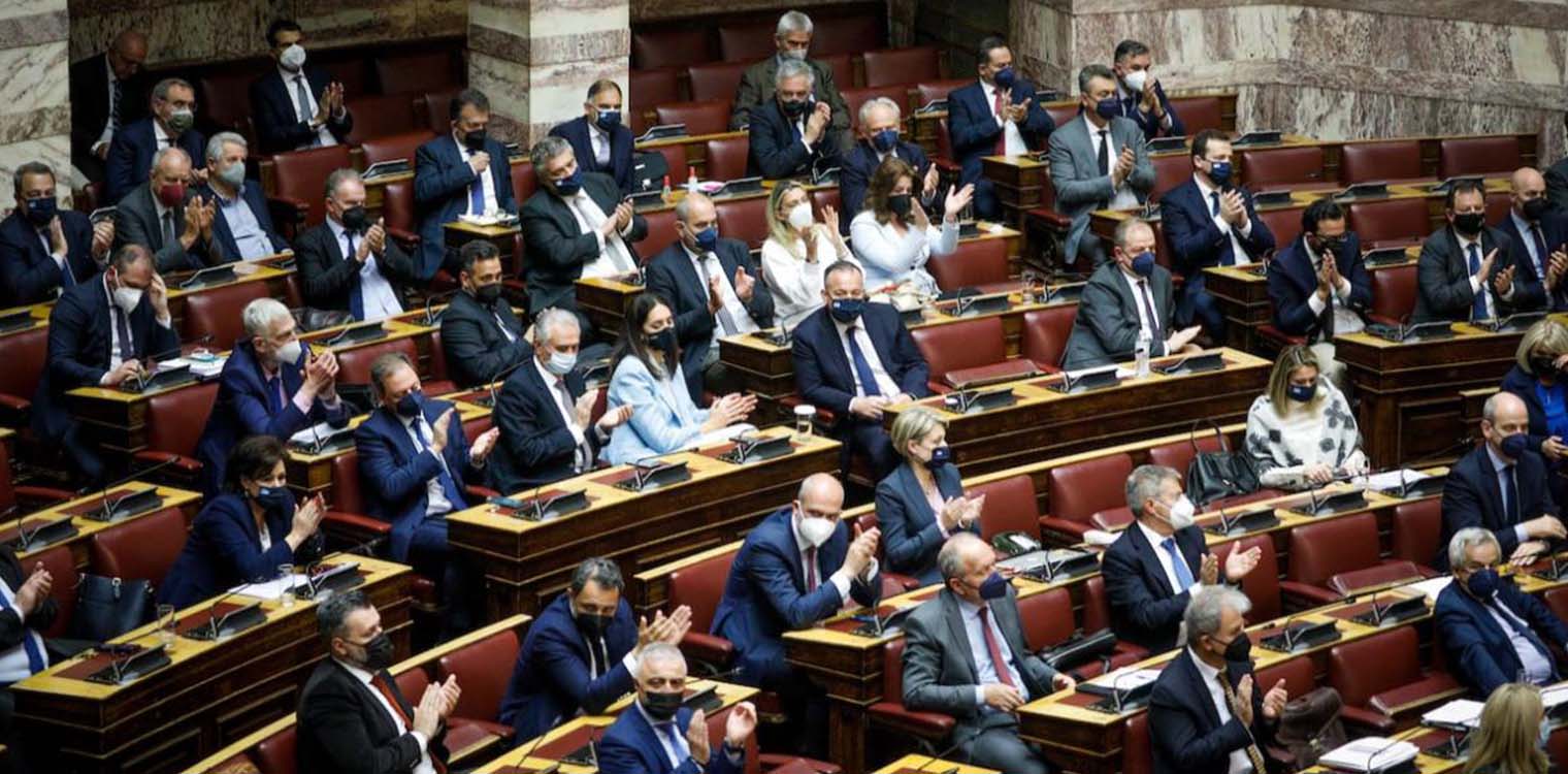 «Τελικά μόνο τα τρένα δεν παρακολουθούσαμε» - Μούδιασμα και εκλογικός φόβος στους βουλευτές της ΝΔ