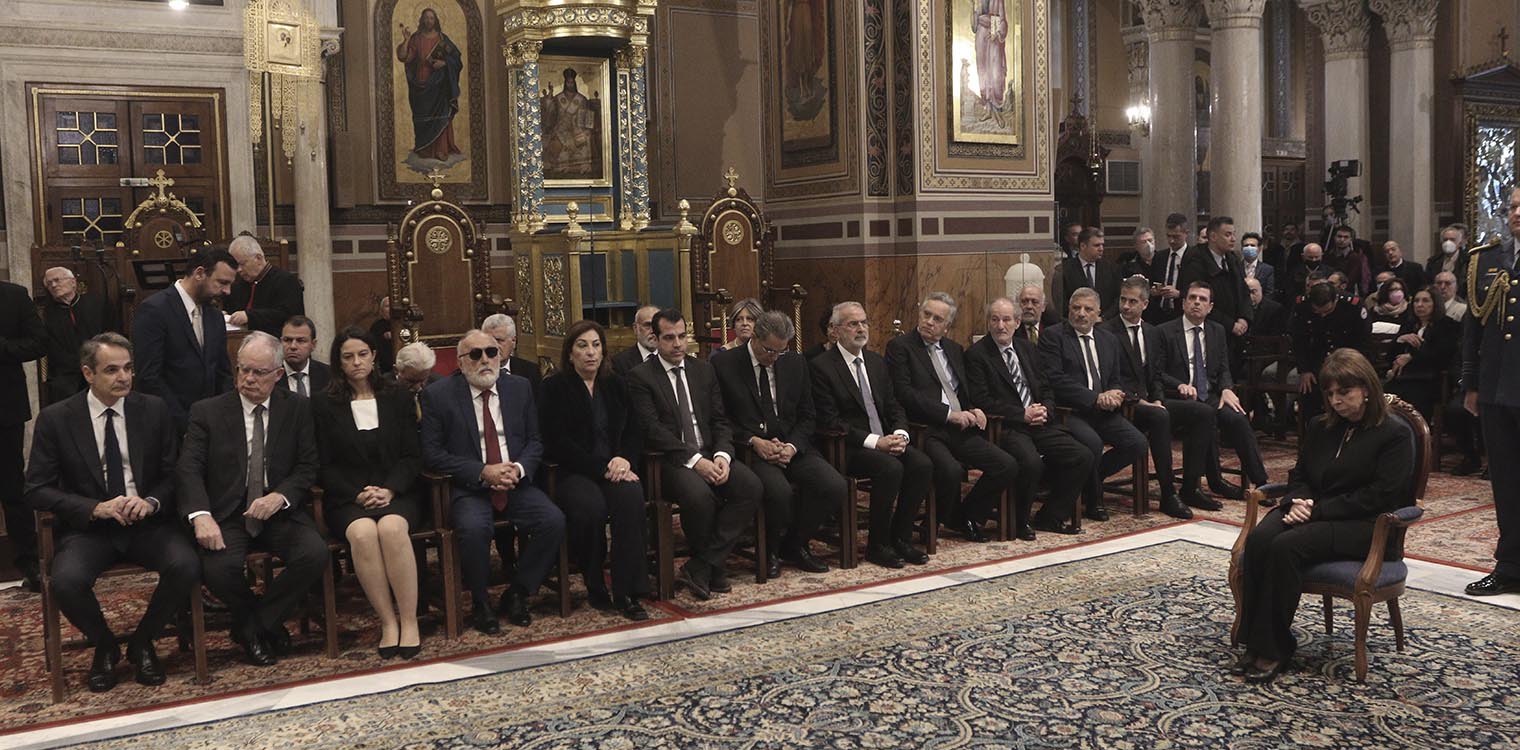 Μνημόσυνο σε όλους τους ναούς της χώρας για τα θύματα των Τεμπών - Στη Μητρόπολη Μητσοτάκης και Σακελλαροπούλου
