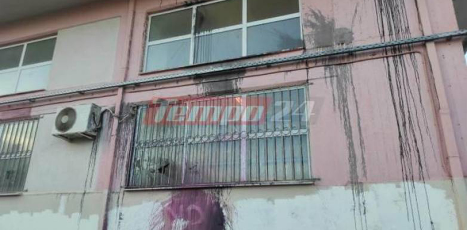 Πάτρα: Καταδρομική επίθεση τη νύχτα στη Διεύθυνση Συγκοινωνιών - Πέταξαν πέτρες και μπογιές (photos)