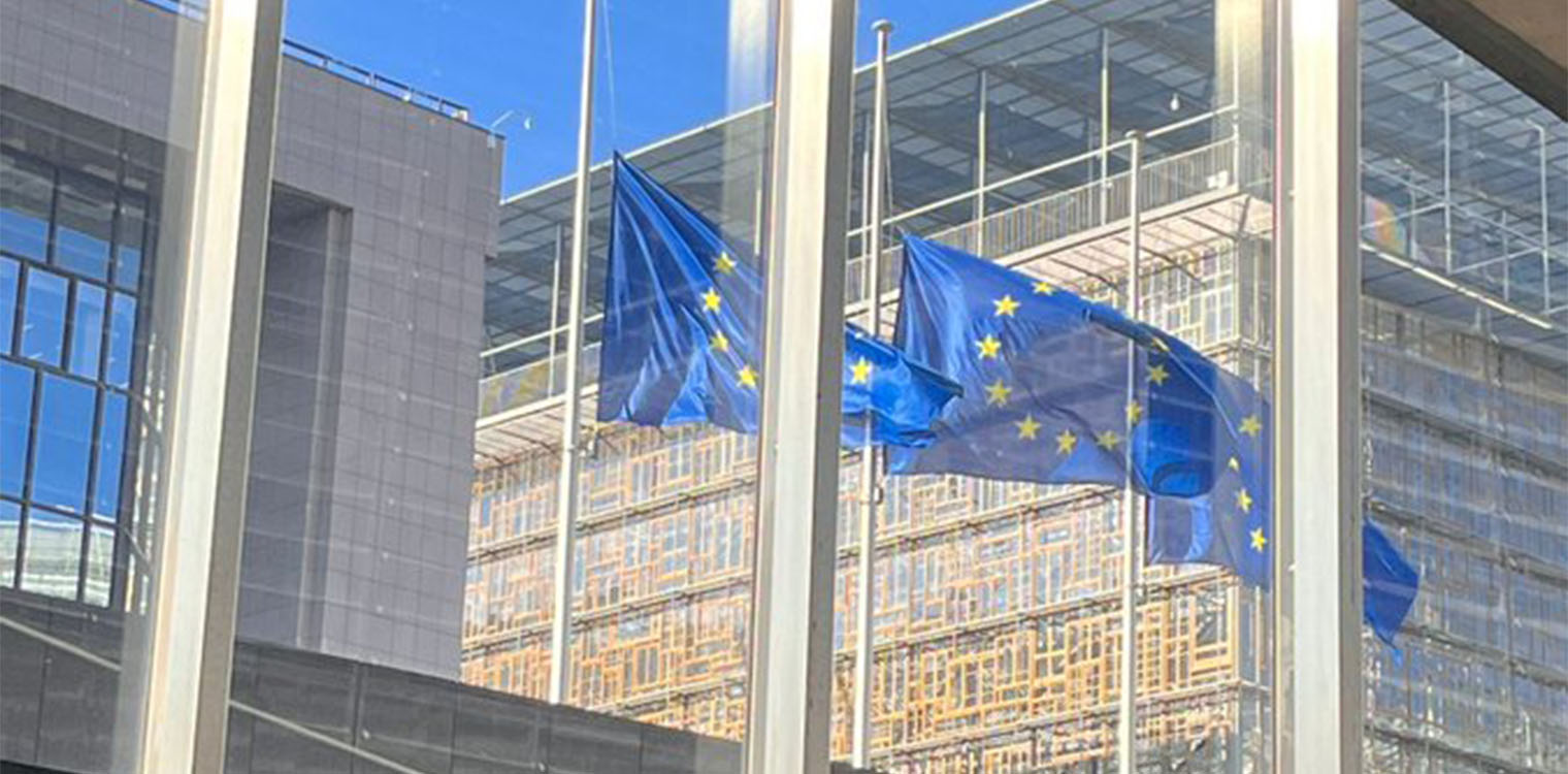 Φον ντερ Λάιεν: Μεσίστιες οι σημαίες στα κτίρια της Κομισιόν για τα θύματα της τραγωδίας των Τεμπών