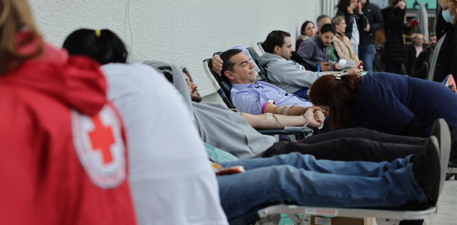 Σιδηροδρομική τραγωδία στα Τέμπη: Με συγγενείς θυμάτων στη Λάρισα ο Αλέξης Τσίπρας – Έδωσε αίμα για τους τραυματίες