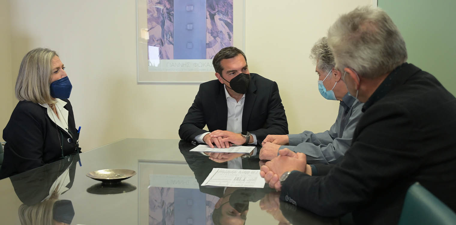 Στο νοσοκομείο της Λάρισας ο Αλέξης Τσίπρας - Ενημερώθηκε για την υγεία των τραυματιών