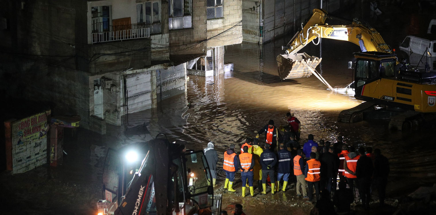 Τουρκία: Βίντεο-σοκ από τη στιγμή που δρόμος χωρίζεται στα δύο από τις τρομερές πλημμύρες