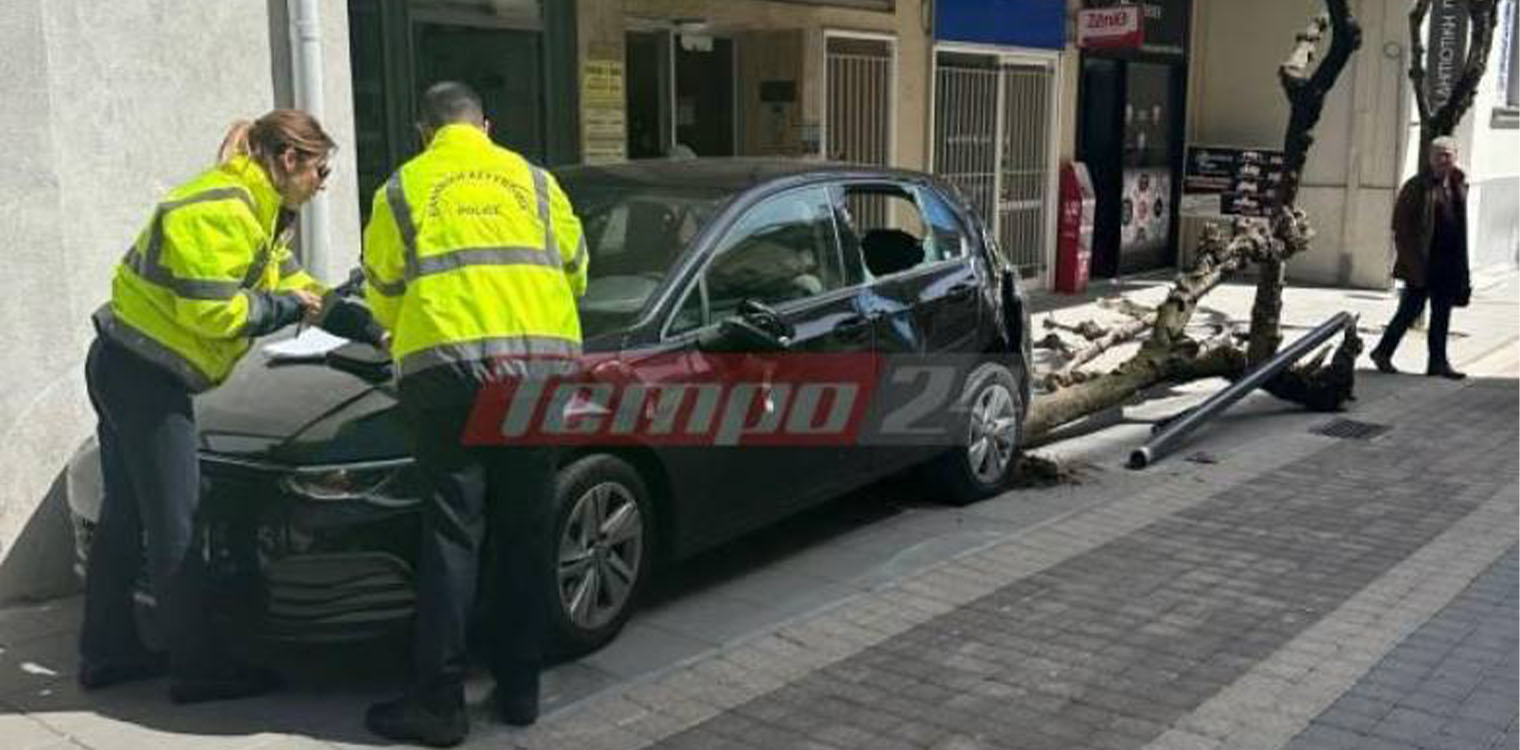 Απίστευτο τροχαίο στο Αγρίνιο - Αυτοκίνητο παρέσυρε πεζό, ξήλωσε δέντρο και στύλο