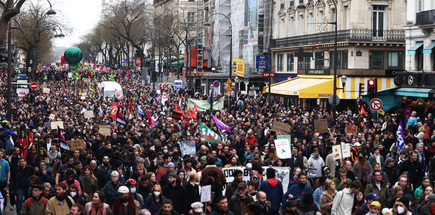 Η Γαλλία στο δρόμο: Πάνω από 3 εκατ. στις διαδηλώσεις - Βίαιες συγκρούσεις στο Παρίσι