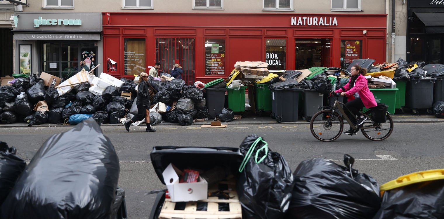 Γαλλία: Στα σκουπίδια «πνίγεται» το Παρίσι - Πάνω από 7.000 οι τόνοι απορριμμάτων, εξετάζεται η επίταξη εργαζομένων