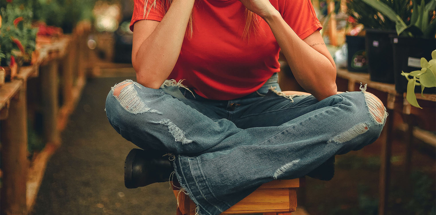 Κάθεστε σταυροπόδι; Γιατί αυτό μπορεί να μην είναι καλό για την υγεία σας