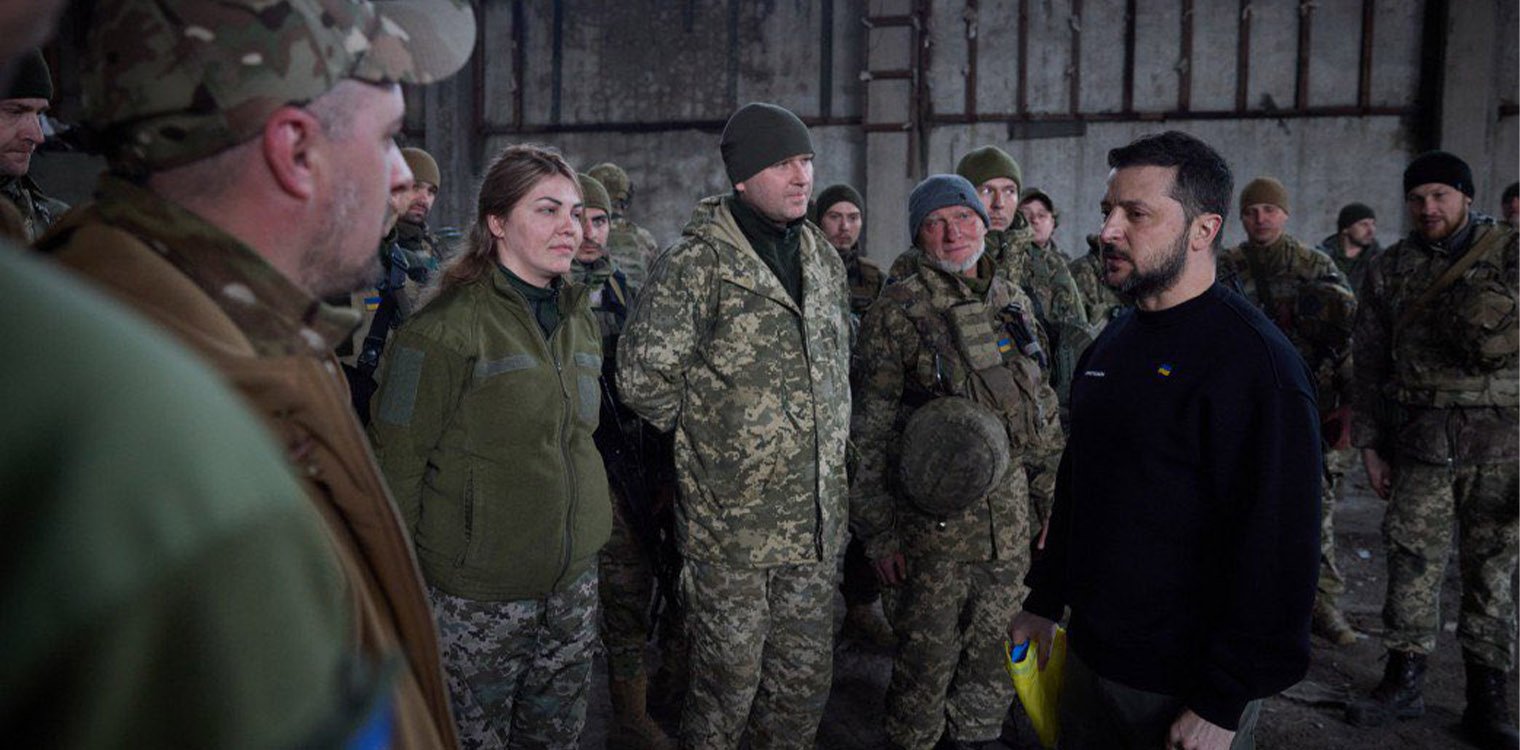 Πόλεμος στην Ουκρανία: Ο Ζελένσκι επισκέφθηκε Χάρκοβο και Μπαχμούτ, απένειμε μετάλλια σε τραυματισμένους στρατιώτες