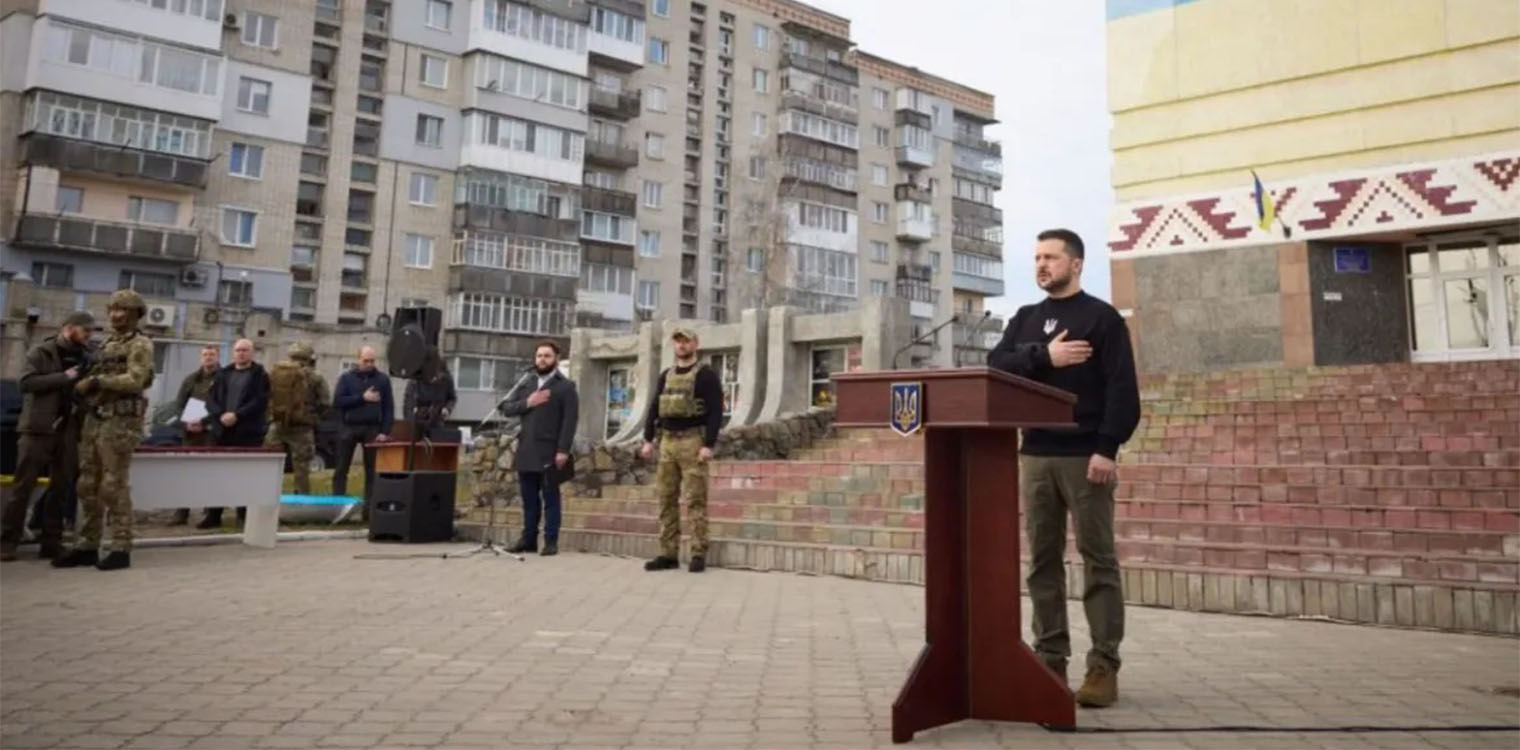 Πόλεμος στην Ουκρανία - Ζελένσκι: Στο Σούμι για την επέτειο απελευθέρωσης - «Ο κατακτητής θα ηττηθεί, το απέδειξε ο λαός μας»