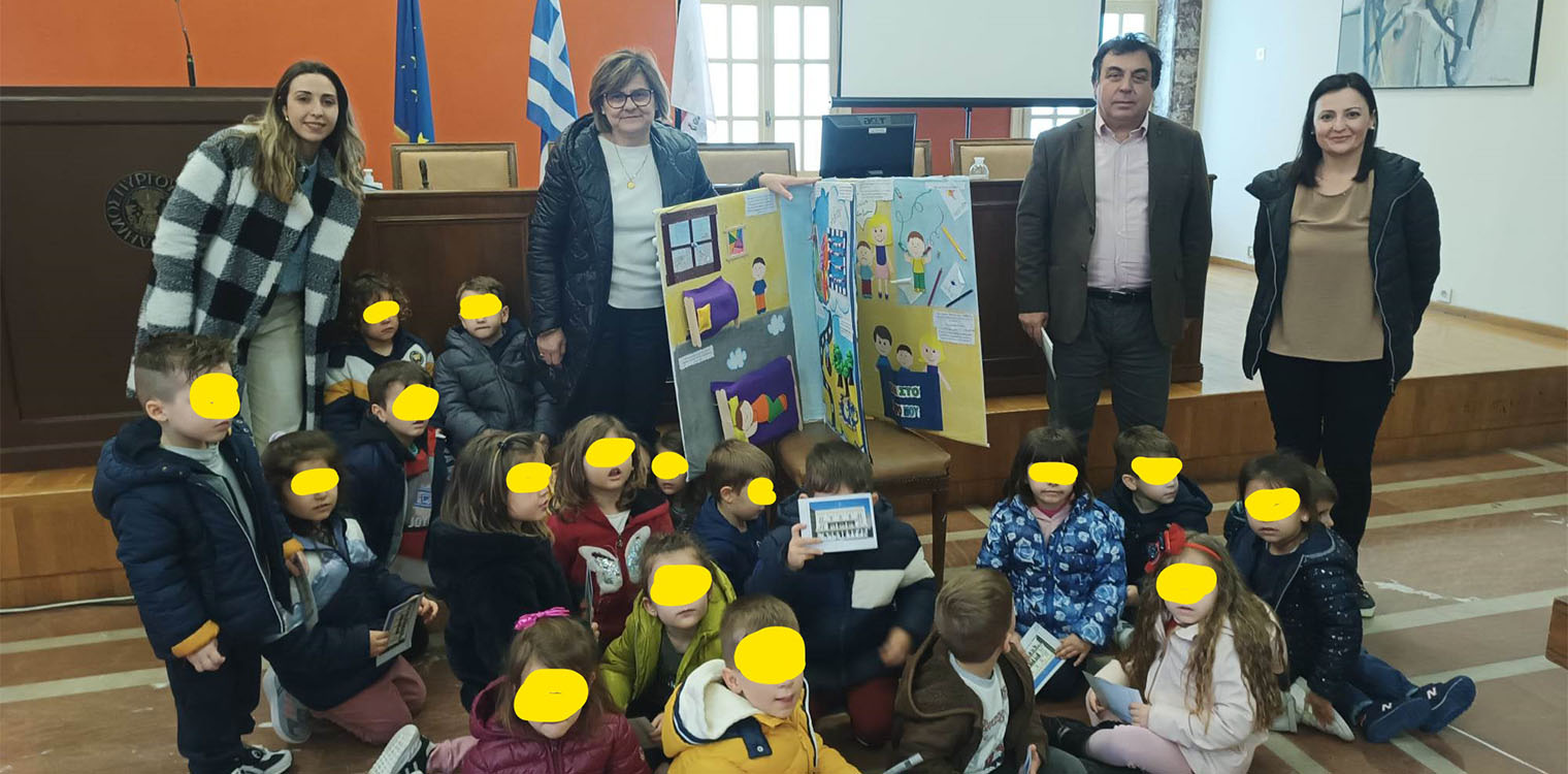 Παιδιά και νηπιαγωγοί του παιδικού σταθμού «Μαριέττα» στο Λάτσειο Δημοτικό Μέγαρο