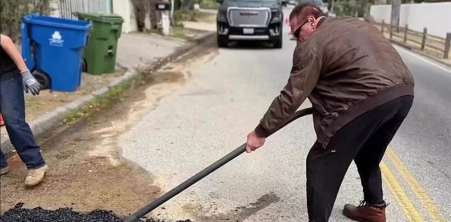 Άρνολντ Σβαρτσενέγκερ: Έπιασε το φτυάρι έριξε και τσιμέντο σε λακκούβα της γειτονιάς του