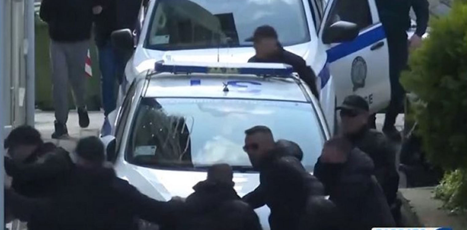 Οπαδική επίθεση στα Γιάννενα: Ένταση και απίστευτο ξύλο κατά την προσαγωγή των συλληφθέντων (vid)