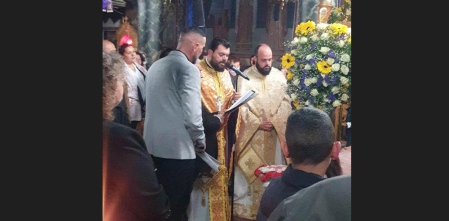 Αγία Βαρβάρα: Ο ράπερ Νίκος Βουρλιώτης ψέλνει τα εγκώμια του επιτάφιου θρήνου (video)