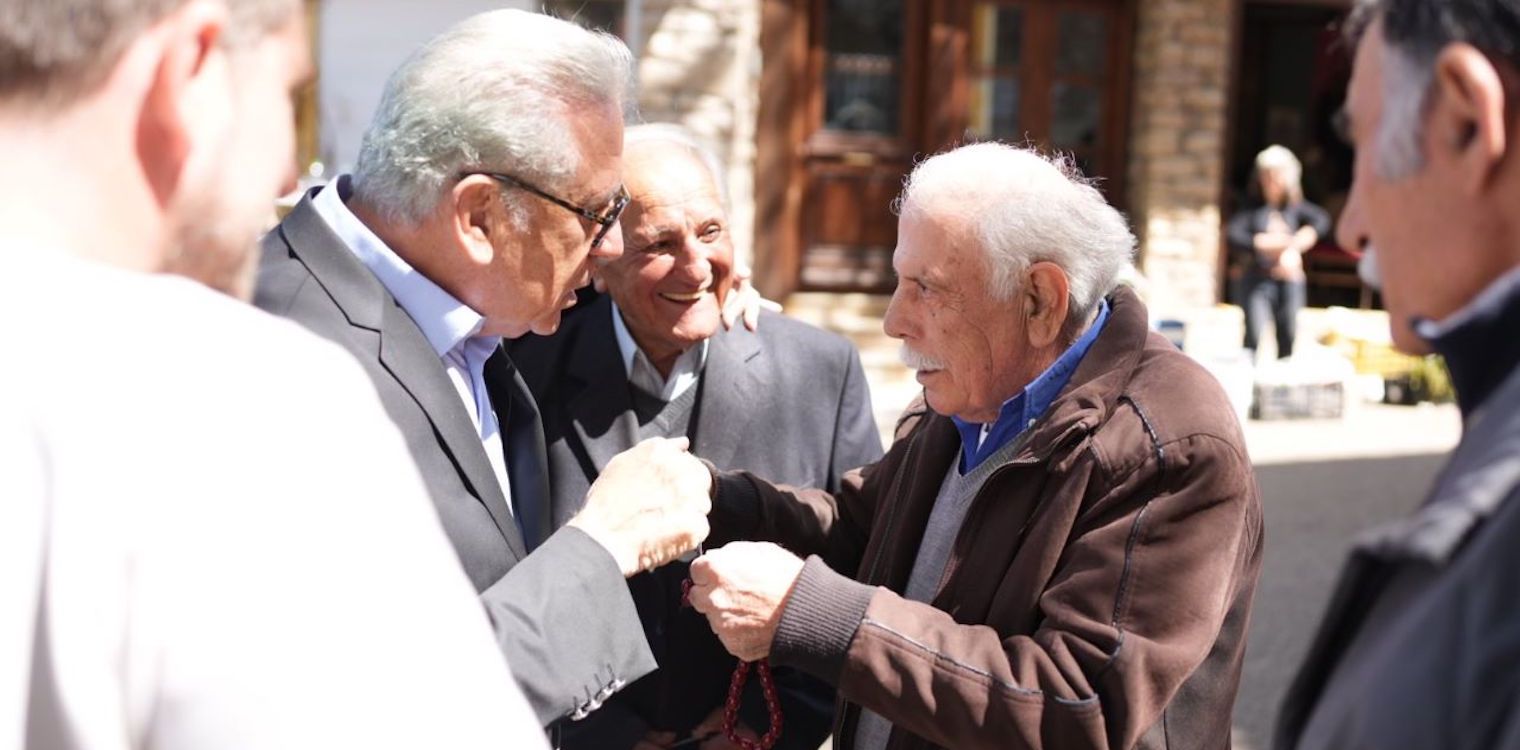 Θερμή υποδοχή του Δημήτρη Αβραμόπουλου από τους κατοίκους της Ανδρίτσαινας