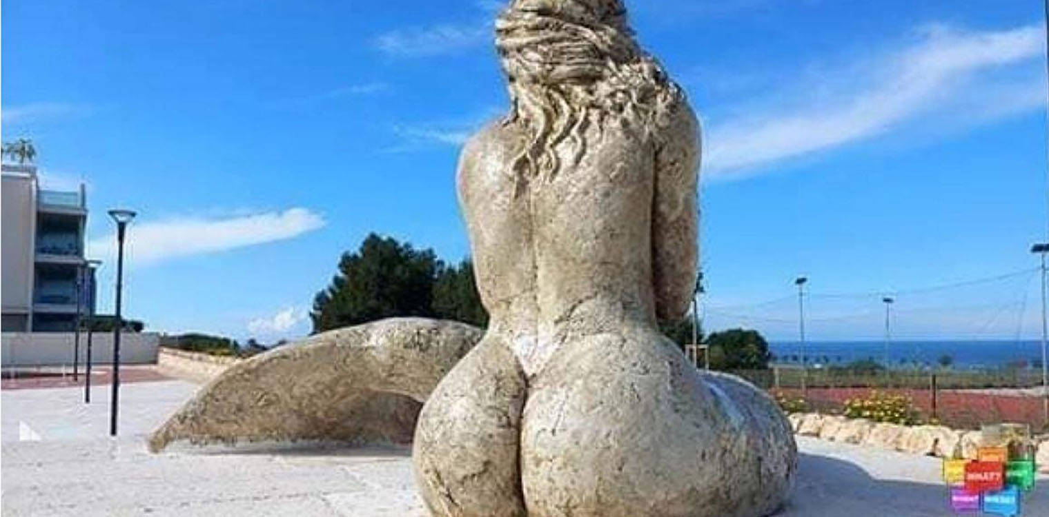 Ιταλία: Σάλος για το άγαλμα γοργόνας αλά... Καρντάσιαν σε πλατεία της Απουλίας (photos)
