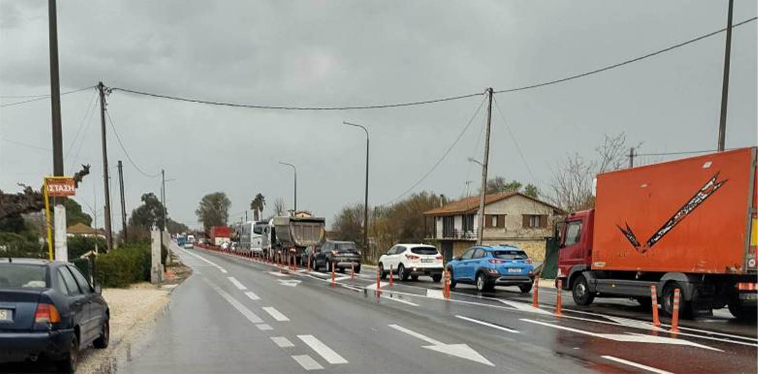 Πατρών-Πύργου: "Ξέμεινε" φορτηγό στις κορύνες και τα οχήματα περνούσαν στο αντίθετο ρεύμα!