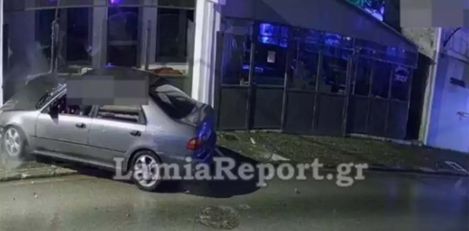 Τρομακτικό βίντεο από τροχαίο στη Λαμία: Έχασε τον έλεγχο του αυτοκινήτου και καρφώθηκε σε καφενείο