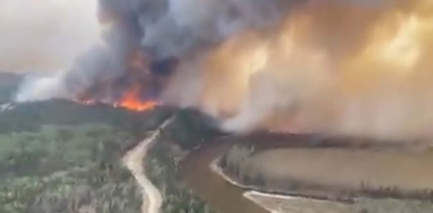 Φλέγεται ο Καναδάς: Μαίνονται 107 πυρκαγιές, 30.000 άνθρωποι εκτοπίζονται, κάηκαν σπίτια
