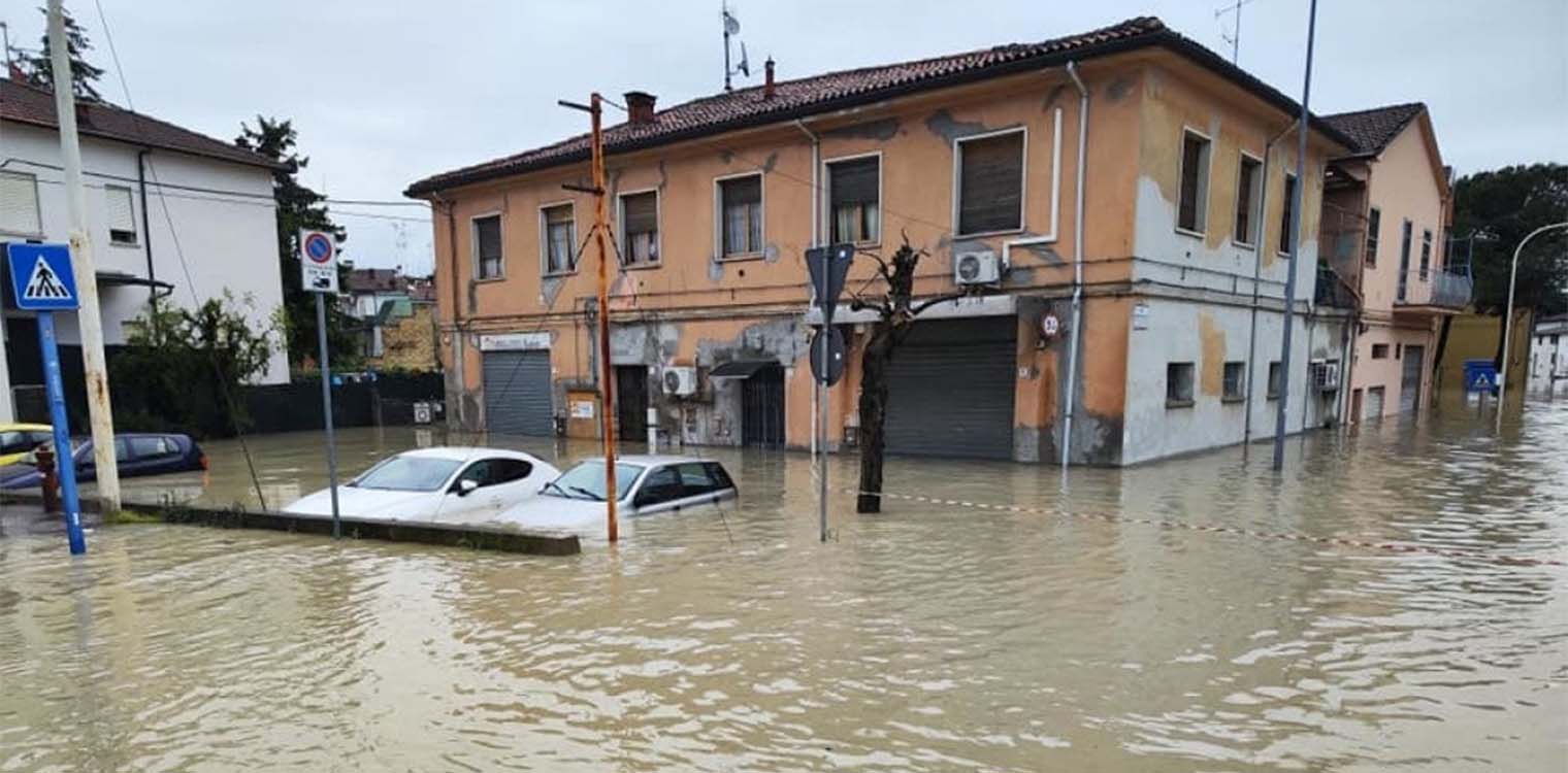 Κακοκαιρία στην Ιταλία: Στο χάος των πλημμυρών Μάρκε και Εμίλια Ρομάνια - Σχεδόν 1.000 κάτοικοι εγκατέλειψαν τα σπίτια τους