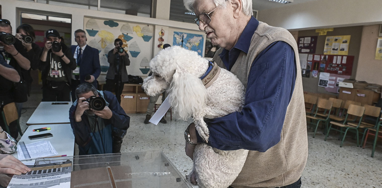 Εκλογές 2023: Viral ο ψηφόφορος που ψήφισε παρέα με τον σκύλο του - Δείτε φωτογραφίες