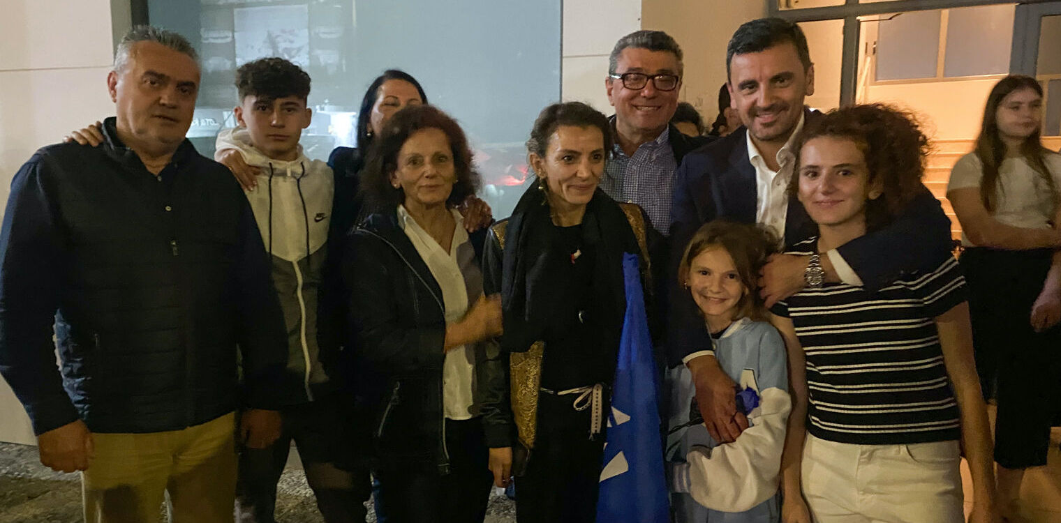 Ξέφρενοι πανηγυρισμοί για τη νίκη της ΝΔ και την επιτυχία του Ανδρέα Νικολακόπουλου