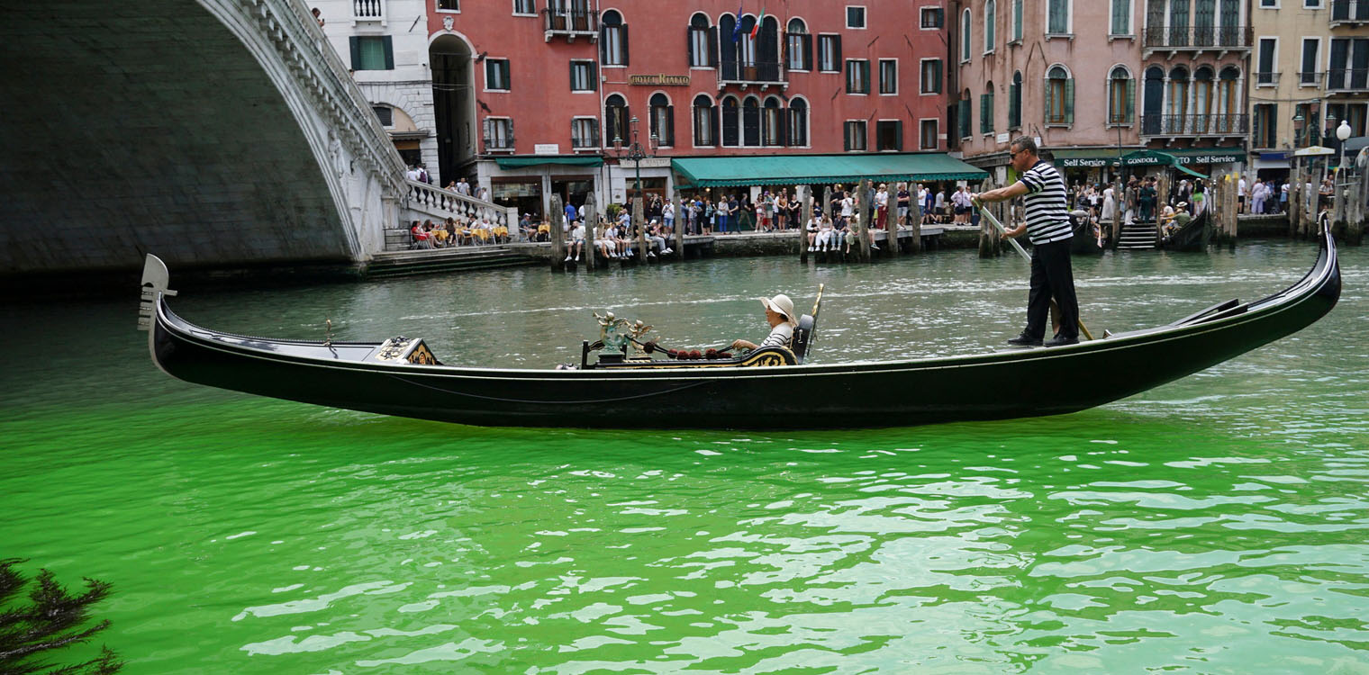 Πρασίνισαν τα νερά στο κεντρικό κανάλι της Βενετίας - Οι αρχές ξεκίνησαν επείγουσα έρευνα