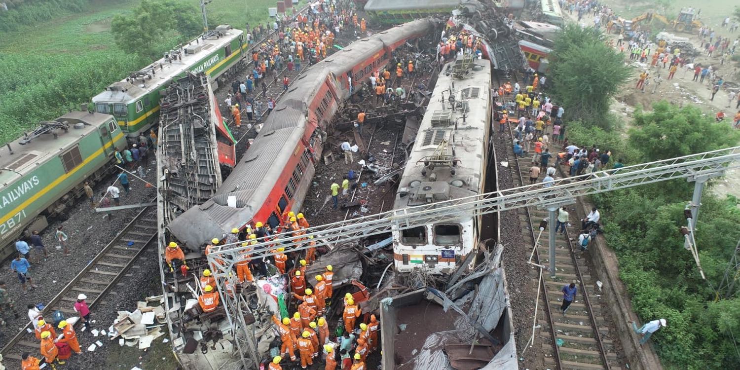 «Είδαμε πολλούς νεκρούς, όλοι προσπαθούσαν να απεγκλωβιστούν»: Συγκλονίζουν οι μαρτυρίες από το πολύνεκρο σιδηροδρομικό δυστύχημα στην Ινδία 