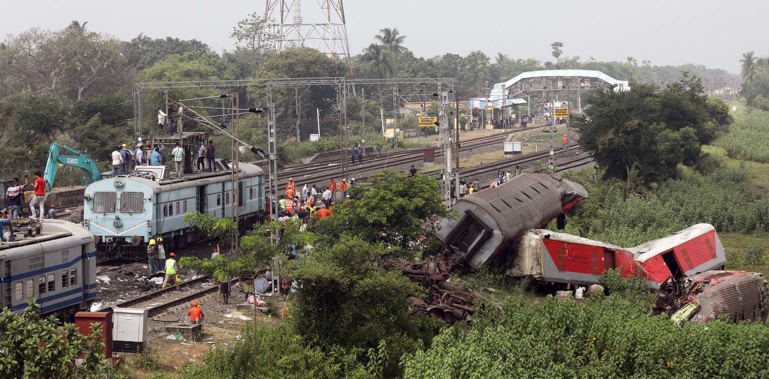 Ινδία: 275 νεκροί ο απολογισμός της σιδηροδρομικής τραγωδίας - Ξεκίνησε και πάλι η κυκλοφορία των τρένων