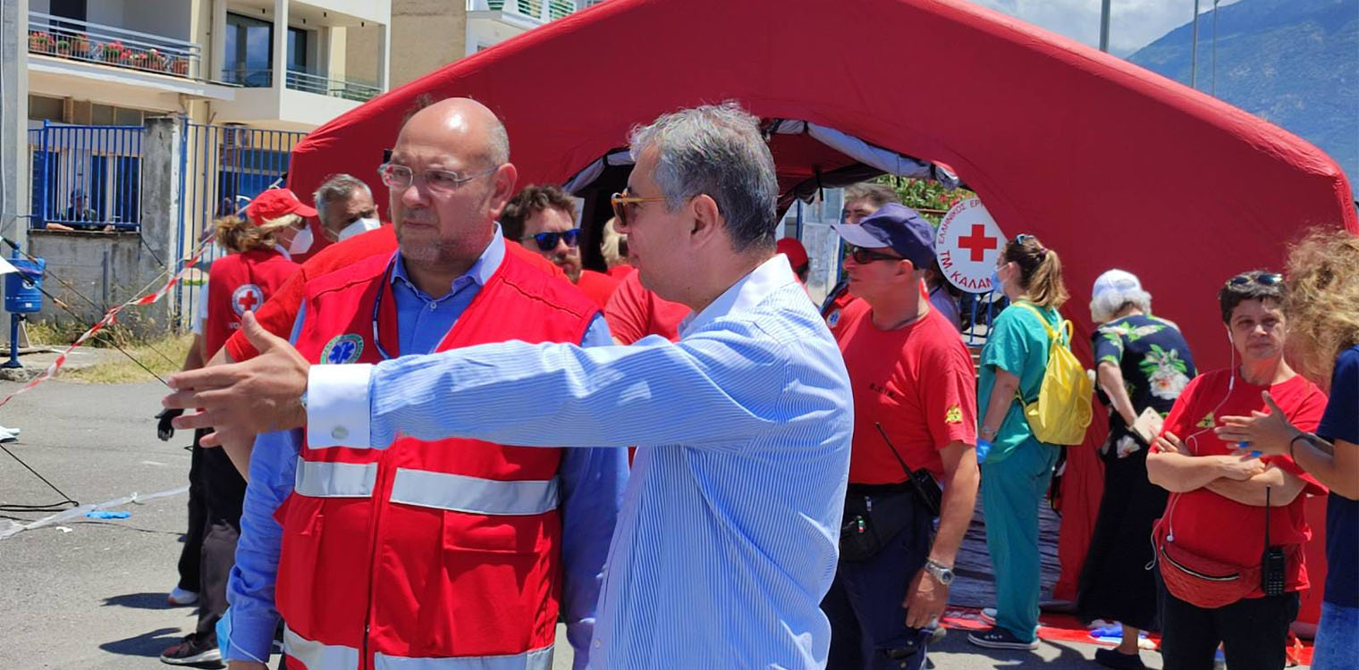 6η ΥΠΕ: Μεγάλη επιχείρηση διάσωσης μεταναστών ναυαγών - Υπαίθρια υγειονομική δομή στο λιμάνι της Καλαμάτας