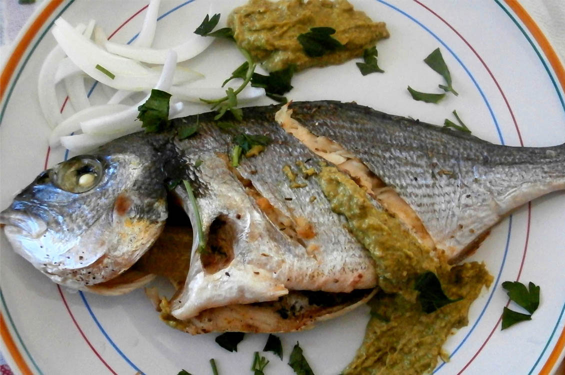 Ψάρια ψητά με πέστο φρέσκων μυρωδικών