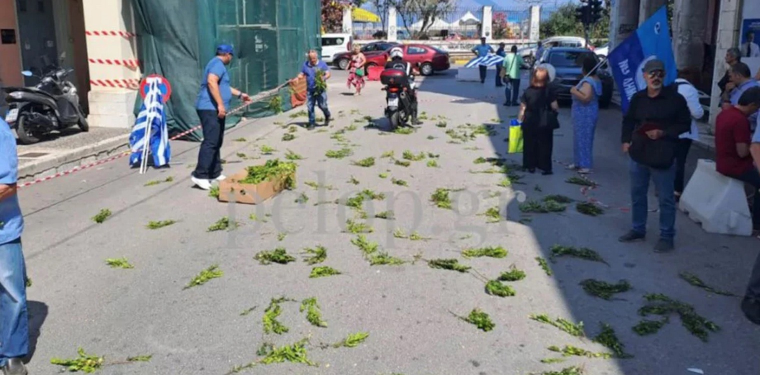 Έβαλαν... δάφνες και βάγια για να υποδεχτούν τον Μητσοτάκη στην Πάτρα