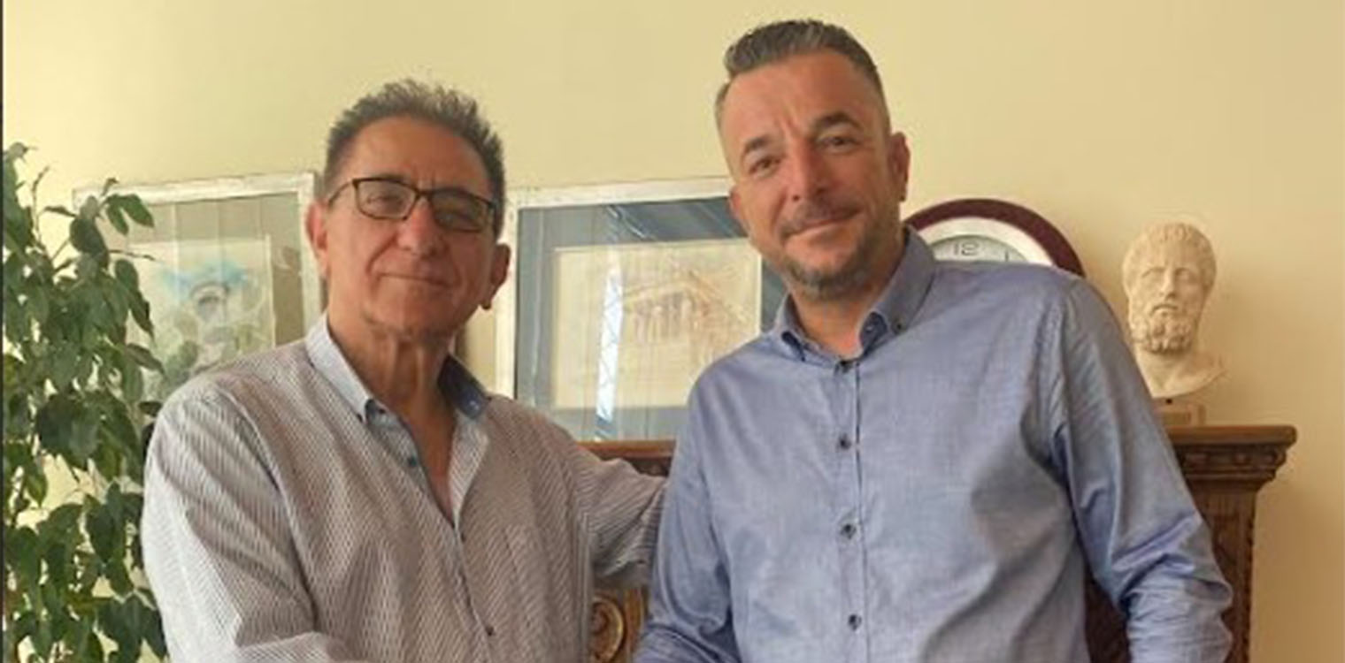 Στο πλευρό του Δημάρχου Ζαχάρως και ο Dr. Γ. Παναγόπουλος Γεωλόγος, αναπληρωτής καθηγητής του Πανεπιστημίου Πελοποννήσου